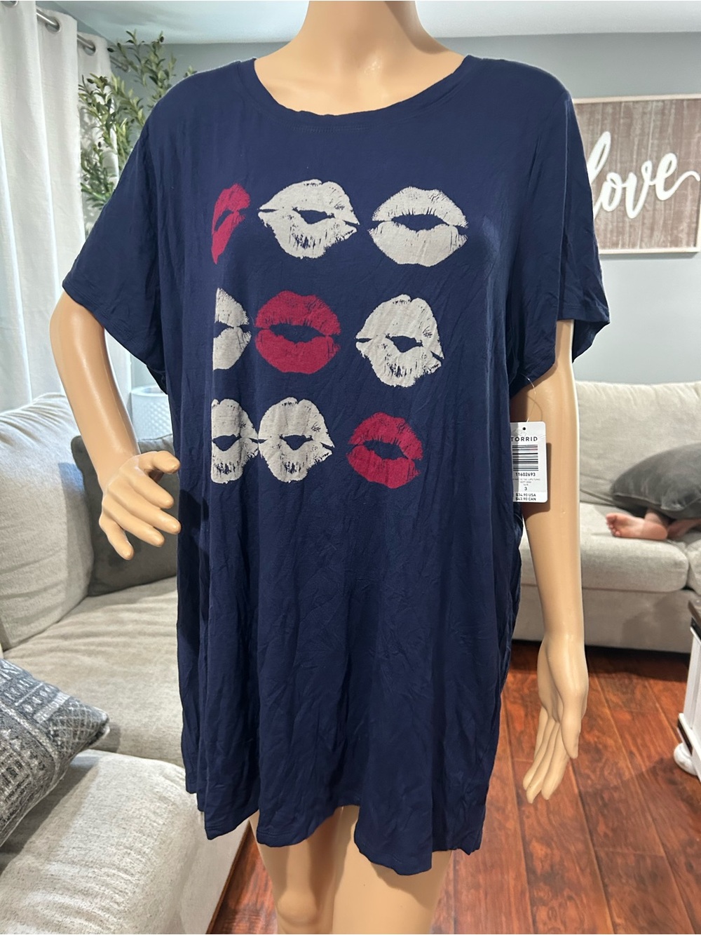 torrid size 3 Navy Tee with White and Red Kiss Print